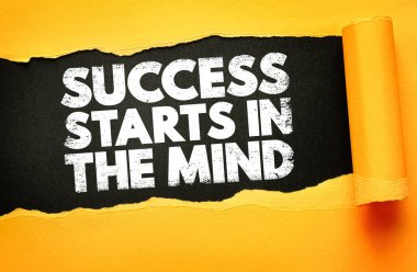 Yırtık sarı kağıdın altında siyah arka planda ortaya çıkan motivasyon cümlesi SUCCESS Başlıyor. Yürekli sıkıntılı metin zihinsel gücü ve kişisel gelişim zihniyetini vurguluyor