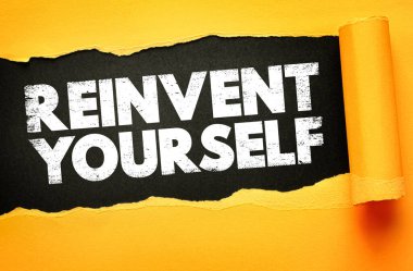 Yırtık sarı kağıdın altında siyah bir arkaplanda gösterilen motivasyon ifadesi. Kalın beyaz grunge metni kişisel gelişime, dönüşüme ve kendini geliştirmeye ilham verir.