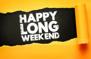 Kutlama Mutlu Uzun Hafta Sonu siyah arka plandaki yırtık sarı kağıdın altında ortaya çıktı. Kalın beyaz grunge tarzı metin bayram hafta sonlarını, dinlenmeyi ve uzun molaları kutluyor