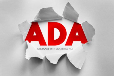 Amerikan Engelliler Yasası 'nı temsil eden yırtık kağıtlarla gösterilen kalın harflerle ADA kısaltması. Erişilebilirlik, engellilik hakları, eşitlik ve dahil edilme için sembolik imaj