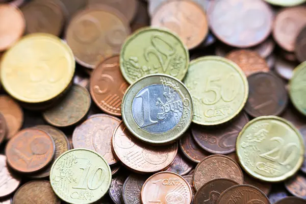 1 avro, 50, 20, 10, 5, 2 ve 1 sent gibi rengarenk banknotlar halinde çeşitli avro sikkeleri. Avrupa para birimi ayrıntılı metalik dokulara sahip makro bir görünümde gösterilir