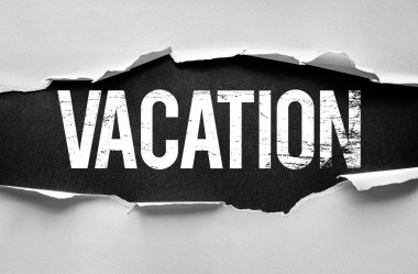 Yırtık kağıtlarla gösterilen Grunge tarzı bir tatil. Boş zaman, mola, seyahat ve rahatlamayı temsil eden cesur bir kavramsal görüntü. Sıkıntılı, dokulu tipografi ile yüksek kontrastlı tasarım