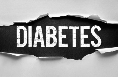 Kelimeler yırtık kağıdın altında kalın, grunge tarzı metinlerle yazılıyor. Sağlık, farkındalık, tıbbi koşullar, glikoz, kan şekeri, kronik hastalık ve teşhis için sembolik kavramsal görüntü