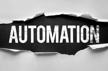 Kelime AUTOMATION kalın, sıkıntılı beyaz yazı tipi ile yırtık kağıt ile ortaya çıktı. Teknoloji, yapay zeka, robot bilimi, verimlilik, dijital dönüşüm, endüstri 4.0 ve akıllı sistemler kavramı