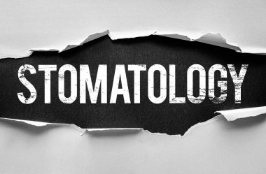 Sözcük STOMATOLOGY yırtık bir kağıt altında dokulu bir yüzeyde cesur ve sıkıntılı bir metinle ortaya çıktı. Oral sağlık, diş hekimliği, ağız hastalıkları, hijyen, teşhis ve tıp bilimi kavramı