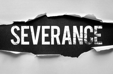 SEVERANCE kelimesi arka planda kalın ve sıkıntılı bir yazı tipi ile yırtılmış kağıttan ortaya çıkar. İş kaybı, ayrılma, fesih, sözleşmeler veya duygusal ve mesleki tarafsızlığı sembolize eder