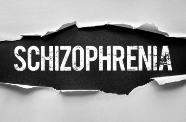 SCHIZOPHRENIA yırtık kağıdın arkasındaki cesur ve sıkıntılı metinde, zihinsel sağlık bilincini, lekeyi ve bu durumla yaşayan bireylerin gizli mücadelelerini simgeliyor.