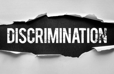 Grunge tarzı metinler yırtık kağıdın altında ortaya çıktı. Sosyal adaletsizlik, eşitsizlik, sivil haklar, önyargı, aktivizm ve bilinçlendirme kampanyaları için güçlü bir konsept imajı