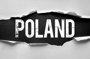 Kelime POLAND yırtık kağıdın altında grunge tarzı kalın metinlerde görünür. Ülkeyi, kimliği, siyaseti, seyahati, farkındalığı veya kültürel temaları temsil eden çarpıcı bir kavramsal imaj