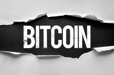 Yırtık kağıdın altında ortaya çıkan bit COIN metni dramatik bir görsel etki yaratır. Kripto para birimi, finans, engelleme zinciri, fintech veya dijital ekonomi temaları ve tanıtımları için ideal