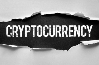 CRYPTOCURRENCY sözcüğü, modern finansal bir görsel konseptte dijital finans, yenilik ve engelleme teknolojisini sembolize eden cesur grunge dokusuyla yırtık kağıt altında ortaya çıktı.