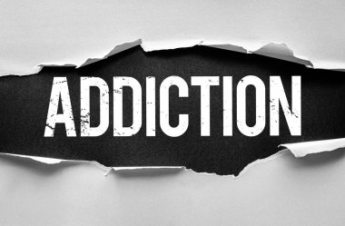 Yırtık kağıtlar, madde istismarı, kompülsif davranış, zihinsel sağlık sorunları, iyileşme çabaları, destek sistemleri ve farkındalığı sembolize eden yırtık kağıtlarla maruz bırakılan cesur sözcük ADDICTION