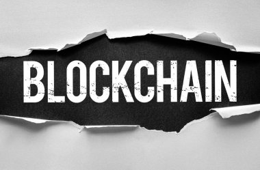 Yırtık kağıt, dijital defter teknolojisi, kripto para sistemi, ademi merkeziyetçi ağlar, güvenli veri paylaşımı ve finansal yenilikleri temsil eden BLOCKCHAIN tarafından ortaya çıkarılan cesur bir sözcük