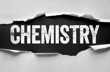 Sıkıntılı cesur metin CheMISTRY hem doğal hem de deneysel bağlamlardaki madde bilimini, özelliklerini, tepkilerini ve dönüşümlerini sembolize eden yırtık kağıt kenarlarının altında görünür.