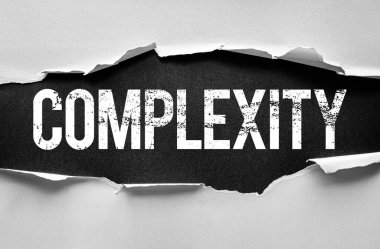 Yırtık kağıt kalın, sıkıntılı harfler ile kelimenin bütünlüğünü, karmaşıklığı, meydan okumayı ve yüzeyin altında gizlenmiş sistemlerin veya sorunların çok yönlü doğasını sembolize eder.