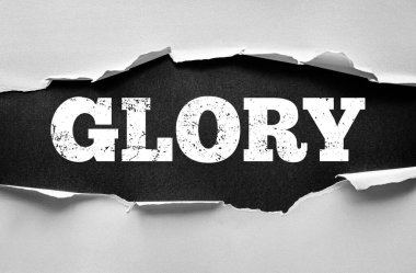 Yırtık kağıt GLORY cesur sözcüğünü gözler önüne seriyor. Üzüntülü arka planda büyük harflerle basılmış. Onuru, zaferi ve engellerin ötesindeki yüceliği simgeliyor.