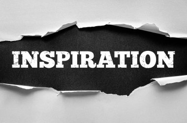 Yırtık kağıt, gerisi dokulu, motivasyonu, yaratıcılığı sembolize eden ve eylemi veya başarıyı yönlendiren kıvılcımı sembolize eden, sıkıntılı büyük harflerle yazılmış cesur sözcüğü ortaya çıkarıyor.