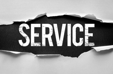 Yırtık kağıt, karşıt bir geçmişe karşı dokulu ve sıkıntılı bir yazı tipinde, müşterilere veya topluluklara sağlanan yardımı, desteği ve değeri sembolize eden cesur sözcüğü ortaya koyar.