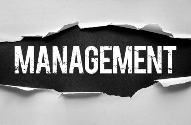 Yırtılan kağıt, sıkıntılı bir yazı tipi, liderliği, organizasyonu, kontrolü ve hedeflere ve verimliliğe ulaşmak için gerekli stratejik karar vermeyi sembolize eden cesur sözcüğü ortaya çıkarır.