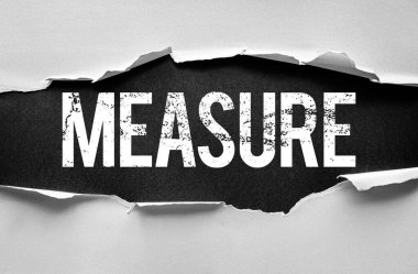 Yırtılan kağıtlar, değerlendirme, izleme ve ilerleme veya performans değerlendirmesini sembolize eden yırtık kağıtlar yoluyla ortaya çıkan cesur sıkıntılı harflerle ölçüm sözcüğünü gösteren motivasyonel ve analitik kavram