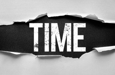 Sözcük Time yırtık kağıt efektiyle ortaya çıktı, anları, teslim tarihlerini ve hayatın geçişini sembolize ediyor. Cesur, sıkıntılı yazı tipi arka planla güçlü bir zıtlık gösteriyor, aciliyet ve önemi vurguluyor.