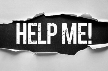 Yırtık kağıt cesur ve kederli kelimeleri ortaya çıkarıyor. Yardım edin! Acil durum, savunma ve acil yardım, destek ya da kurtarma çağrısında bulunulduğunda,