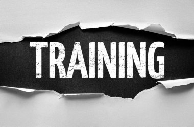 Yırtık kağıt tasarımı, çarpıcı bir şekilde beceri geliştirme, öğrenme ya da hazırlığı sembolize eden dokulu bir arka plana karşı büyük ve sıkıntılı harflerle yazılmış cesur sözcüğü ortaya çıkarıyor.