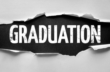 Yırtık kağıt tasarımı, akademik başarıyı, tamamlamayı ve kutlamaları yaratıcı bir tarzda sembolize eden dokulu bir geçmişe karşı geniş ve sıkıntılı harflerle GRADUATION 'u gözler önüne seriyor.