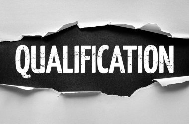 KALİFİKASYON sözcüğünü cesur sıkıntılı yazı tipi, başarıyı, itimatnameyi, sertifikayı ve çabayla kazanılan beceri ve becerilerin tanınmasını simgeleyen yırtık kağıt