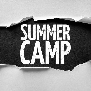 Yırtık kağıt cesur kederli kelimeleri ortaya koyuyor. SUMMER CAMP, açık hava maceralarını, gençlik programlarını, eğlence aktivitelerini ve mevsimsel eğlence deneyimlerini sembolize ediyor.