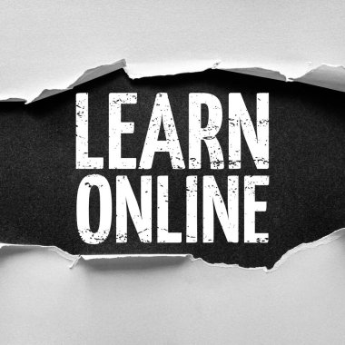 Yırtık kağıt dokulu bir arka plan, dijital eğitimi, e-öğrenme platformlarını ve sanal çalışma olanaklarını temsil eden cesur ve sıkıntılı kelimeleri gözler önüne seriyor.