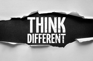 Yırtık kağıt, farklı düşünün, yaratıcılığı, yeniliği, liderliği ve benzersiz perspektifler ve alışılmadık düşünce yoluyla alışılmadık sorunları çözmeyi sembolize ediyor.