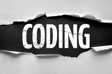 Kelime kodlaması yırtılan kağıtlarla ortaya çıkan kederli mektuplarla yapılıyor. Yazılım geliştirme, programlama, teknoloji, bilgisayar bilimi, bilişim projeleri, dijital beceriler ve yenilik kavramı