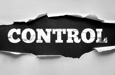 Sözcük Kontrolü yırtık kağıt arka planda cesur sıkıntılı harflerle gösterilir, yönetim, otorite, denetim, düzenleme, disiplin, denge ve organizasyonel gücü sembolize eder