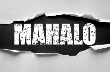 Yırtık kağıt dokulu arka planda cesur kederli MAHALO sözcüğünü ortaya çıkarıyor. Hawaii teşekkür mesajı. Modern tipografik tasarım konseptinde minnettarlığı, takdiri ve takdiri temsil ediyor.