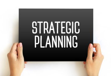 Stratejik Planlama - organizasyonun stratejisini belirleme ve kaynaklarını stratejik hedeflere ulaşmak için tahsis etme kararı alma süreci, kart üzerindeki metin kavramı