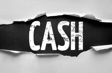 Yırtık kağıt, cesur kelimeyi ortaya çıkarıyor Cash. Finans, para, ödeme, likidite, döviz, tasarruf, sermaye, işlemler, zenginlik ve para ve finansal ve ekonomik sistemlerdeki rolünün konsepti