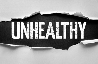 Yırtık kağıt, altında yatan cesur grunge sözcüğünü açığa çıkarır. Gizli konuları, sağlıksız alışkanlıkları ya da temiz bir arkaplanı aşan olumsuz koşulları sembolize eder.