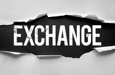 Yırtık kağıt aşağıdaki cesur grunge kelime EXCHANGE 'yi ortaya çıkarır, ticaret, takas, paylaşım, fikir, mal veya kültürlerin aktarımı sembolize edilir, sıkıntılı bir tipografi ile bir yüzeyi kırarak ifade edilir