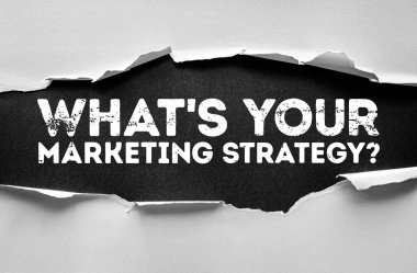 Yırtık kağıt efekti, kalın metni ortaya koyuyor: İlanınız nedir? Markalaşma, iş büyümesi, reklam, dijital pazarlama, sosyal medya, satış taktikleri ve tanıtım planlaması kavramı