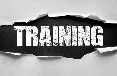 Yırtık kağıdın arkasında ortaya çıkan kelime eğitimi, eğitimi, koçluğu, motivasyonu, beceri gelişimini, kariyer gelişimini ve profesyonel öğrenme kavramını sembolize ediyor.