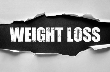 Yırtılmış kağıt altında kalın kelimeler olduğunu gösteriyor. Diyeti, zindeliği, sağlık gelişimini, vücut dönüşümünü, yaşam tarzı değişikliklerini, beslenmeyi ve kişisel hedefleri sembolize eden kavramsal görüntü