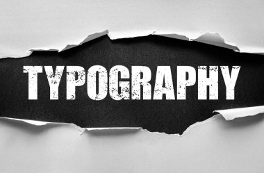 Yırtık kağıt, sıkıntılı bir grunge yazı tipinde cesur bir kelime olan TYPOGRAPHY 'yi ortaya çıkarıyor. Modern grafik iletişiminde tasarım, yazı tipi, harf ve yaratıcı ifade kavramı