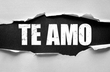 Sıkıntılı bir grunge yazı tipinde TE AMO 'nun cesur sözlerini ortaya koyan yırtık kağıt. Romantik aşk, tutku ve sevgi kavramı İspanyolcada güçlü duygusal bağlantıyı simgeliyor.