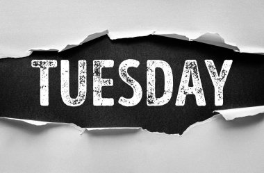 Yırtılan kağıt, salı günkü kelimeyi kalın grunge harfleriyle ortaya koyuyor. Haftanın ikinci günü, ilerleme, verimlilik, motivasyon, organizasyon, planlama, odaklanma ve istikrarlı başarıların sembolü