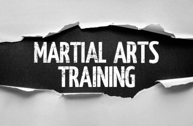 Yırtık kağıt arkaplan kalın grunge yazı tipi ile Dövüş Sanatları Eğitimi kelimelerini ortaya çıkarıyor. Dövüş, disiplin, fitness, savunma, pratik, dojo, güç ve spor için kavramsal görüntü