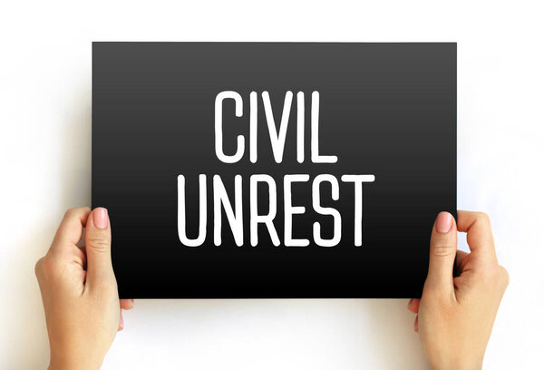 Гражданские беспорядки - это ситуация, возникающая в результате массового акта гражданского неповиновения, в котором правоохранительные органы испытывают трудности с поддержанием своих полномочий, текстовой концепции на карточке