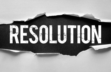 Yırtık kağıt koyu dokulu bir arka planda cesur bir kelime RESOLUTION ortaya koyuyor. Kararlılık, karar verme, berraklık, hedefler, problem çözme ve başarı veya değişime olan bağlılığı temsil eder.