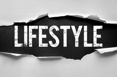 Yırtık kağıt koyu dokulu arka planda cesur bir kelime olan LIFESTYLE 'i ortaya çıkarıyor. Günlük alışkanlıkları, sağlık, moda, seyahat, refah, kültür, kişisel tercihleri ve modern yaşam ilhamını temsil eder
