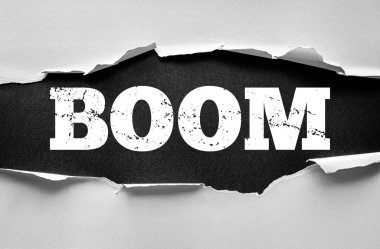 Kelime BOOM, yırtık kağıt arka planda cesur sıkıntılı yazı tipiyle gösterildi, patlamayı simgeliyor, patlama, atılım, sürpriz, başarı, şok dalgası, enerji ve güçlü tepkiyi simgeliyor